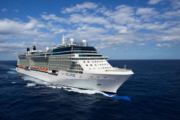 Kryssningsfartyget Celebrity Eclipse ute till havs.