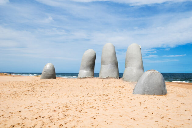 Spektakulär "staty" på stranden i Punta del Este.
