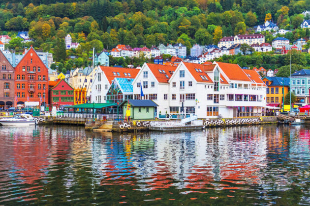 Vackra färgglada hus i stadsdelen Bryggen i Bergen, Norge.