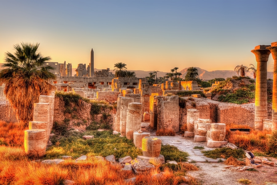 Vacker vy i solnedgången över templen i Karnak