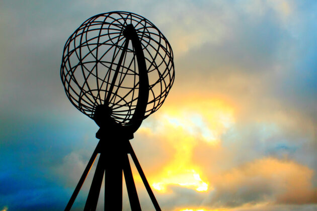 ikoniska jordgloben på klipporna vid Nordkap