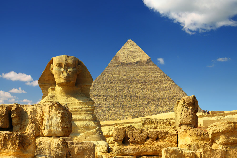 Sfinxen i Giza med en av pyramiderna i bakgrunden