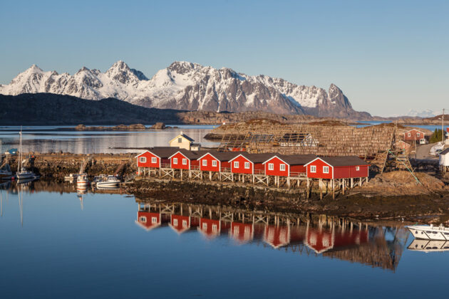 Fina små röda hus i Svolvar, Norge