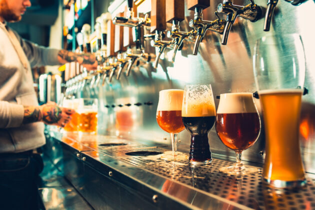 Bartender häller upp öl på en bar.