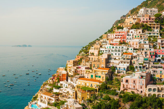 Hus längs bergssluttningen mot havet i Sorrento, Italien.