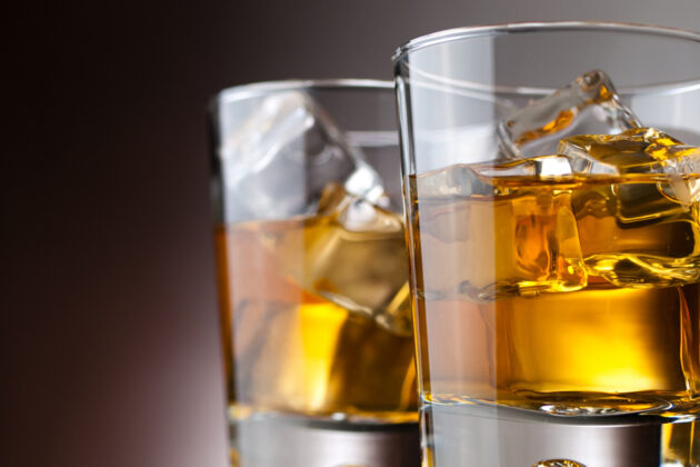 Glas med whisky.