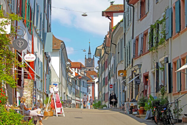 Solig gata i gamla staden i Basel, Schweiz