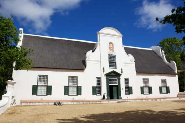 Vitt hus i Cape Dutch-arkitektur.