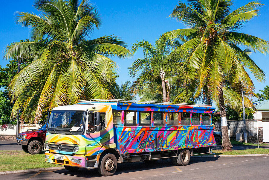 Färgglad buss i Papeete på Tahiti i Franska Polynesien.