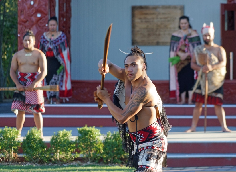 Maori-krigare har uppvisning i traditionell dräkt
