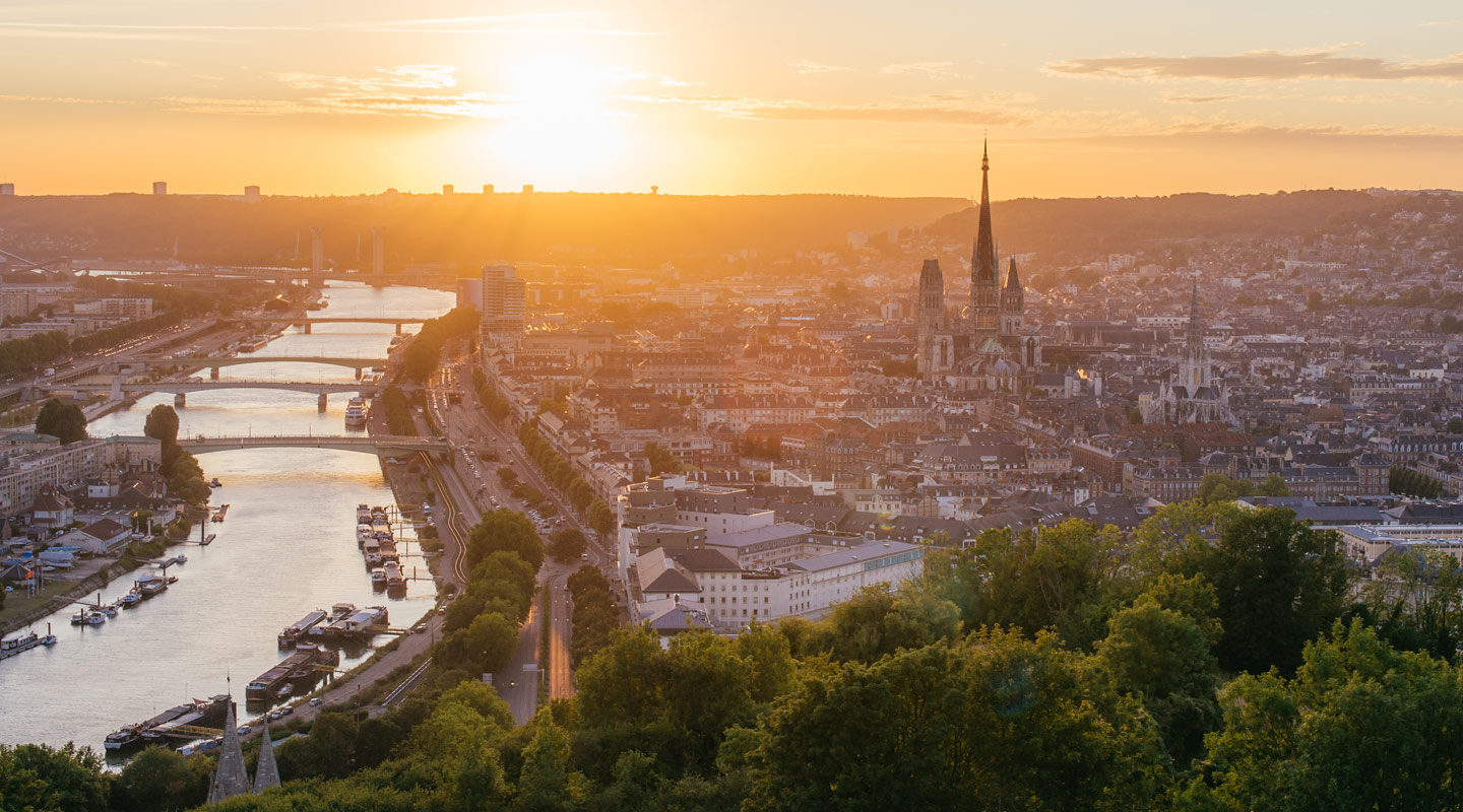 Vy över floden Seine i Rouen i Frankrike.