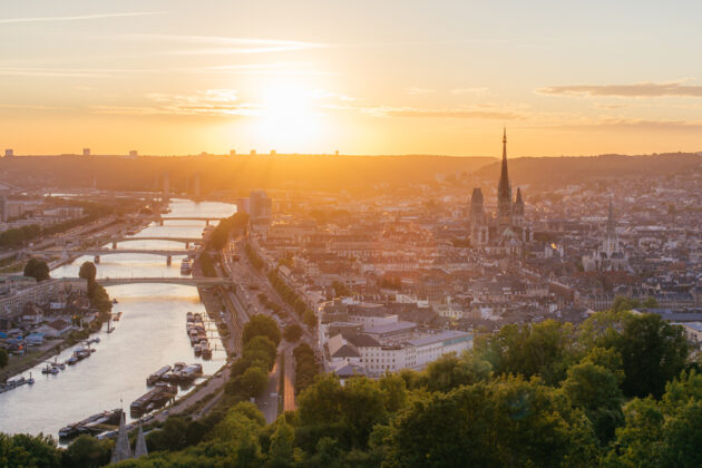 Vy över floden Seine i Rouen i Frankrike.