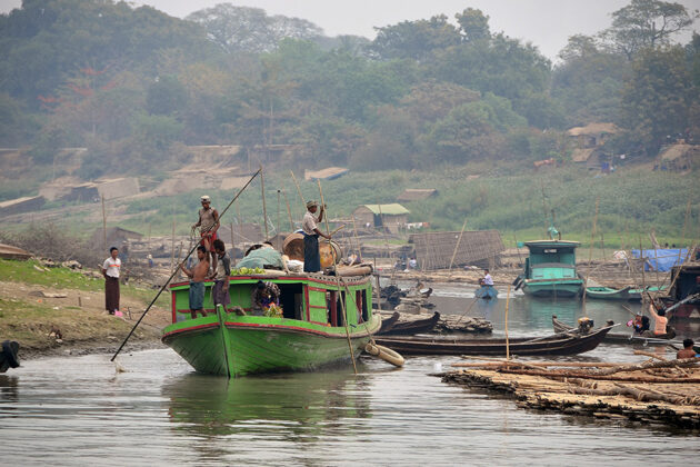 Vardagsliv på Irrawaddyfloden i Myanmar.