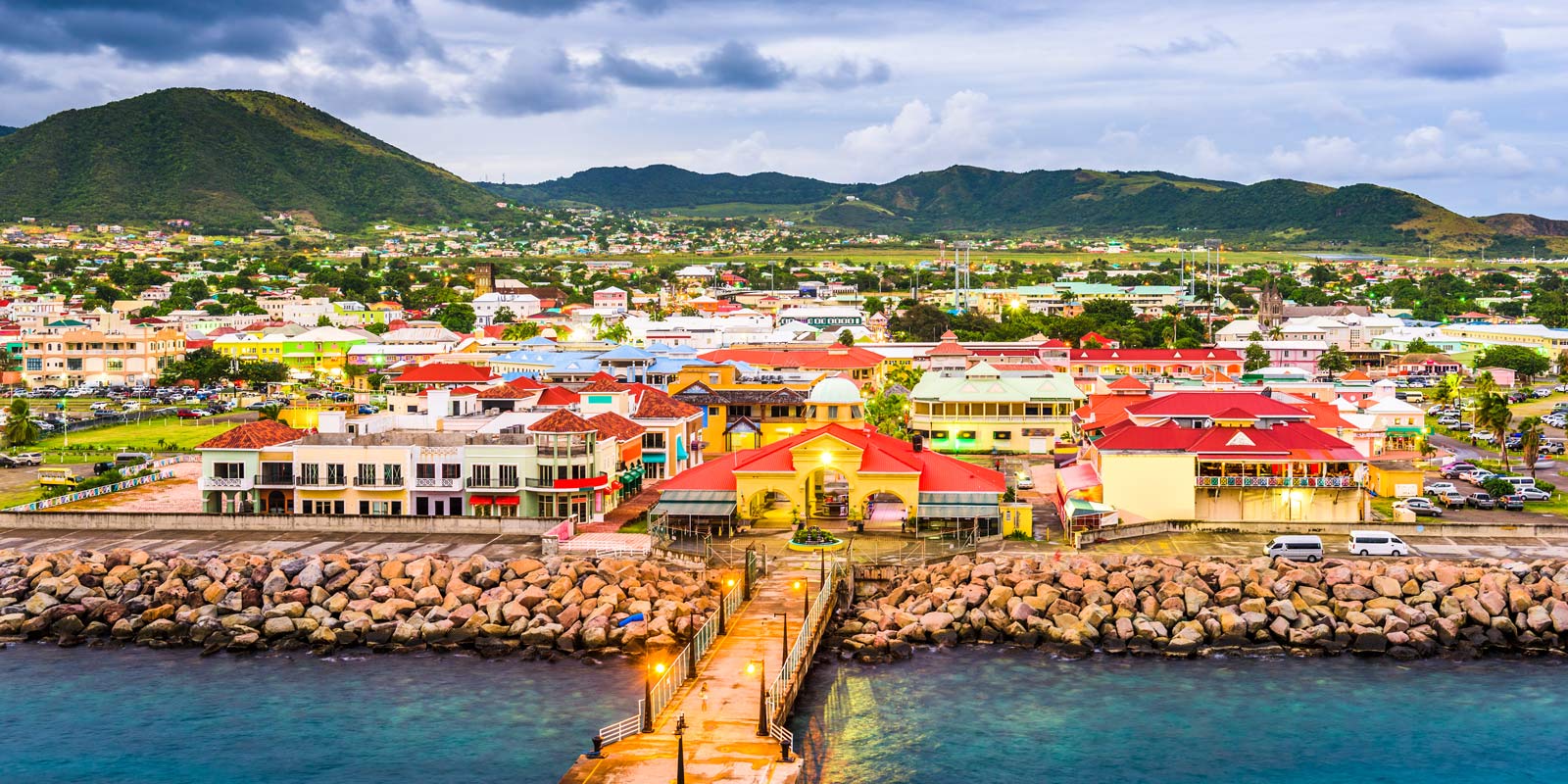 Vy över staden Basseterre på St. Kitts.