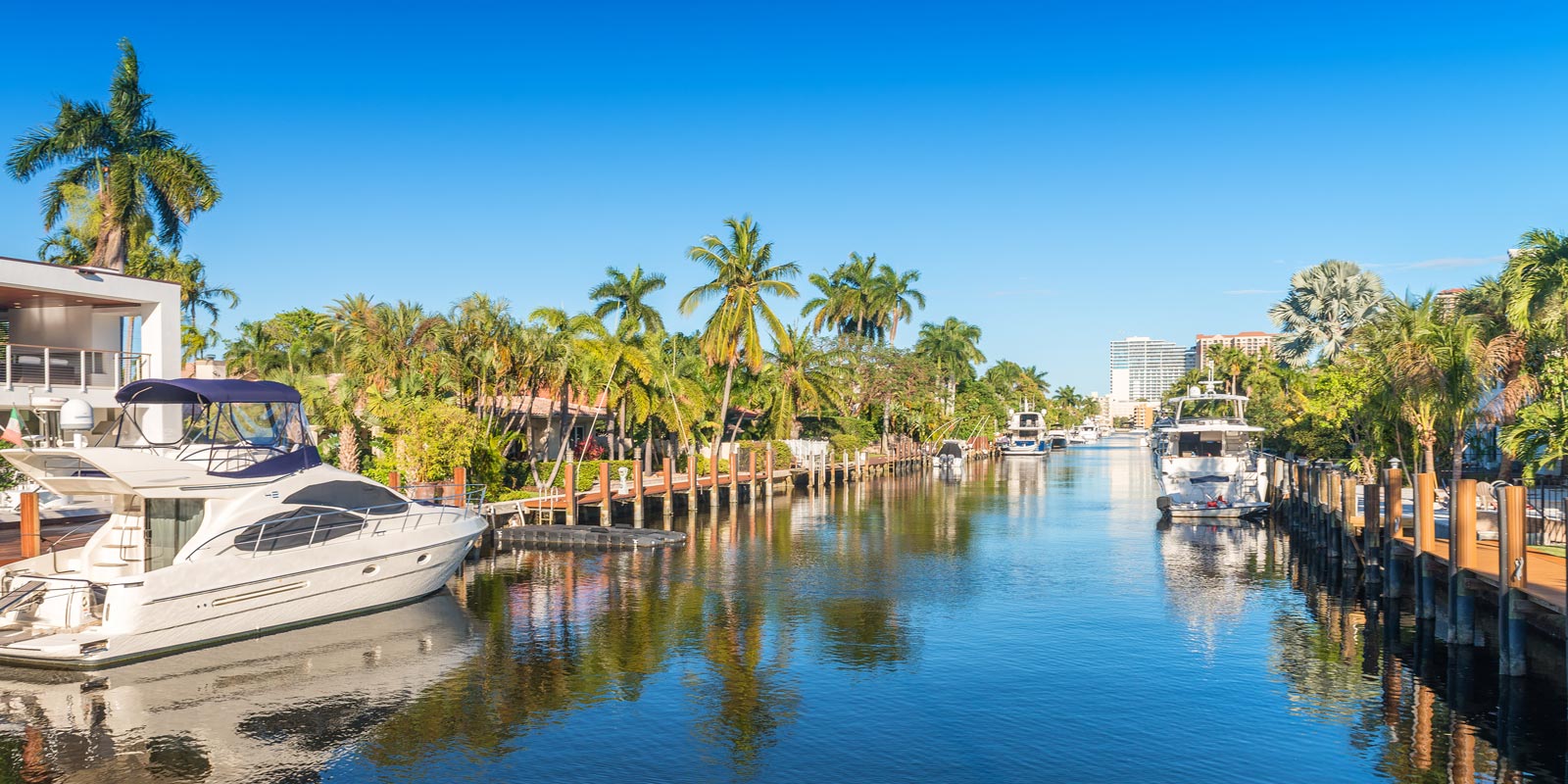 Vacker kanal i Fort Lauderdale i Florida, USA.