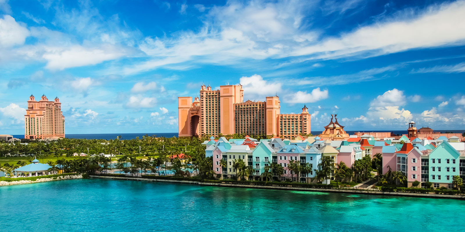 Färgglada hus i Nassau på Bahamas.