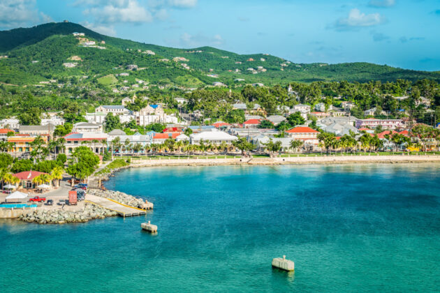 Vy över Frederiksted på St. Croix i Karibien.