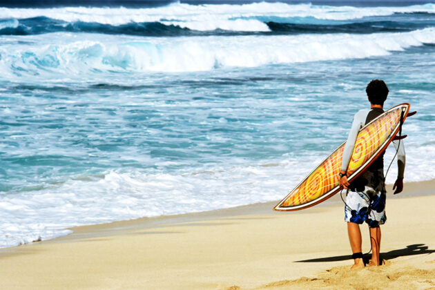 Surfare på en strand på Hawaii.