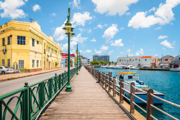 Brygga längs marinan i Bridgetown på Barbados.
