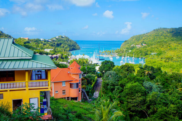 Färgglada hus och marinan på St. Lucia i Karibien.
