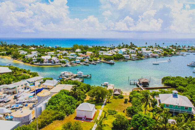 Vy över Hope Town på Bahamas, från Elbow Reef lighthouse.