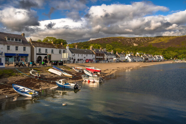 Småbåtshamnen i Ullapool, Skottland, vid stranden till Loch Broom.