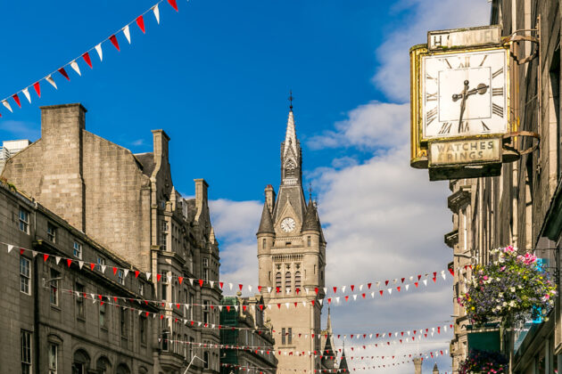 Stadsvy en solig dag i Aberdeen, Skottland.