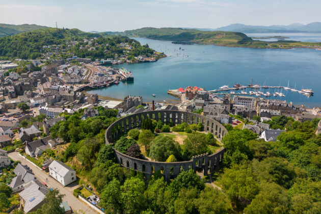 Vy över McCaig's Tower på Battery Hill i Oban, Skottland.