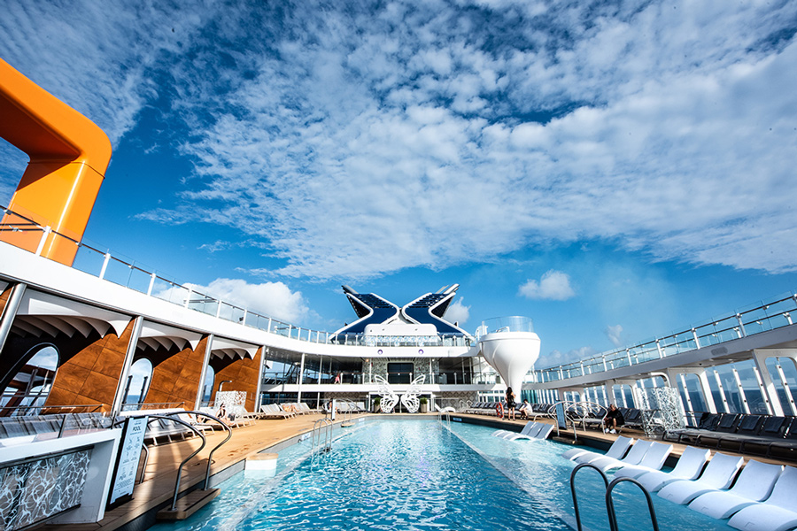 Pooldäck ombord på kryssningsfartyget Celebrity Edge.