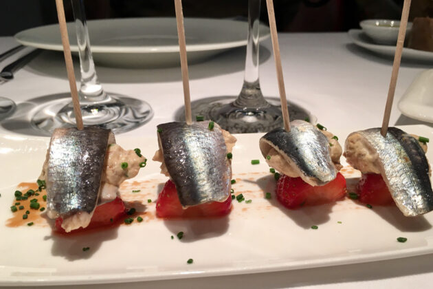 Vackert upplagd rätt på restaurang Arzak i Baskien, Spanien.