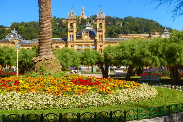 Det gamla stadshuset i San Sebastian, omgiven av en lummig park