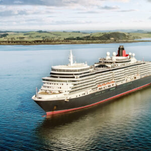 Cunards kryssningsfartyg Queen Elizabeth i Paihia Bay of Islands, Nya Zeeland.