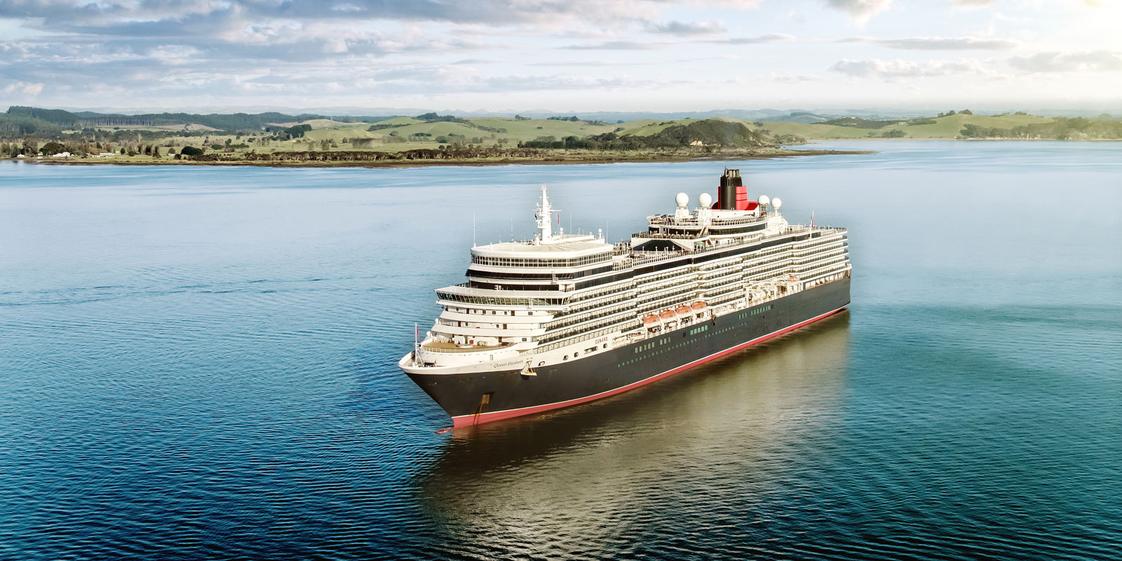 Cunards kryssningsfartyg Queen Elizabeth i Paihia Bay of Islands, Nya Zeeland.
