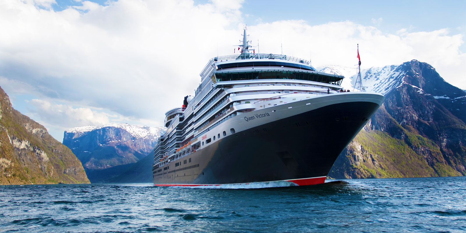 Cunards fartyg Queen Victoria i de norska fjordarna.