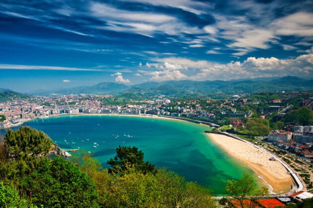 Turkosblått vatten vid stranden i San Sebastian, Spanien.