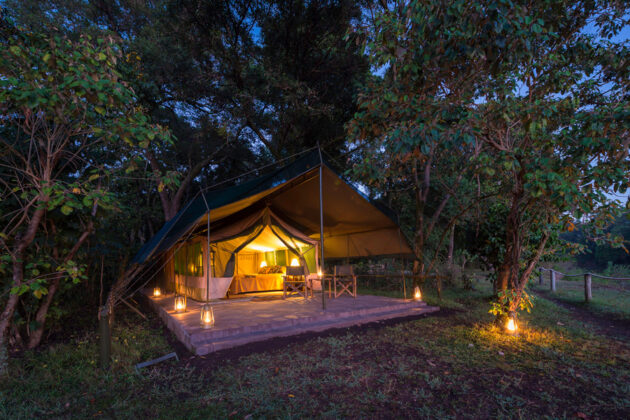 Kvällens mörker har lagt sig över Governors Camp i Masai Mara, Kenya.