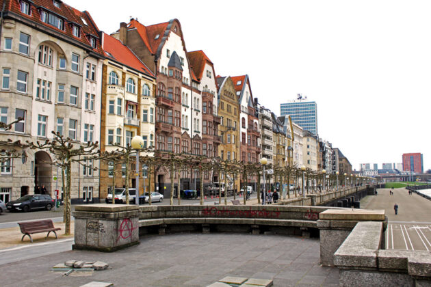 Fina gamla hus längs floden Rhen i Dusseldorf, Tyskland