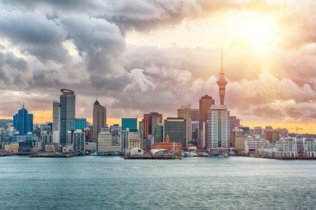 Solen tittar fram över Auckland, Nya Zeeland.