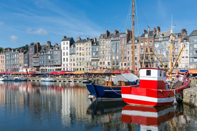Småbåtar i den gamla hamnen i Honfleur, Frankrike.