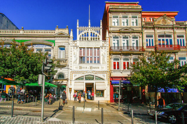 Den berömda bokhandeln Lello i Porto, Portugal.