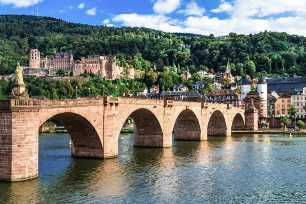Gammal bro över floden i Heidelberg, Tyskland.