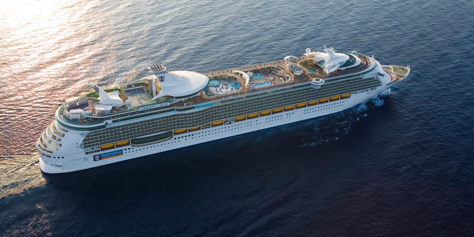 Royal Caribbeans kryssningsfartyg Liberty of the Seas, ute till havs.