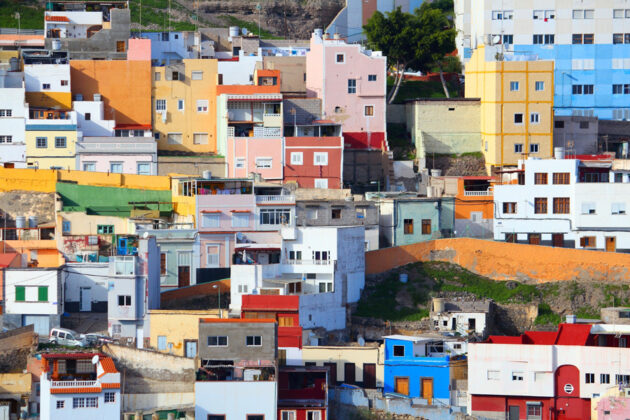 Färgglada hus i Las Palmas de Gran Canaria på Gran Canaria.
