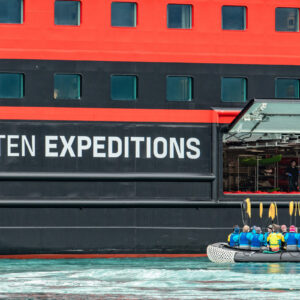 Gäster kliver ombord en zoodiak från HX Hurtigruten Expeditions fartyg.