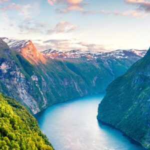 Solnedgång över Sunnylvsfjorden i Norge.
