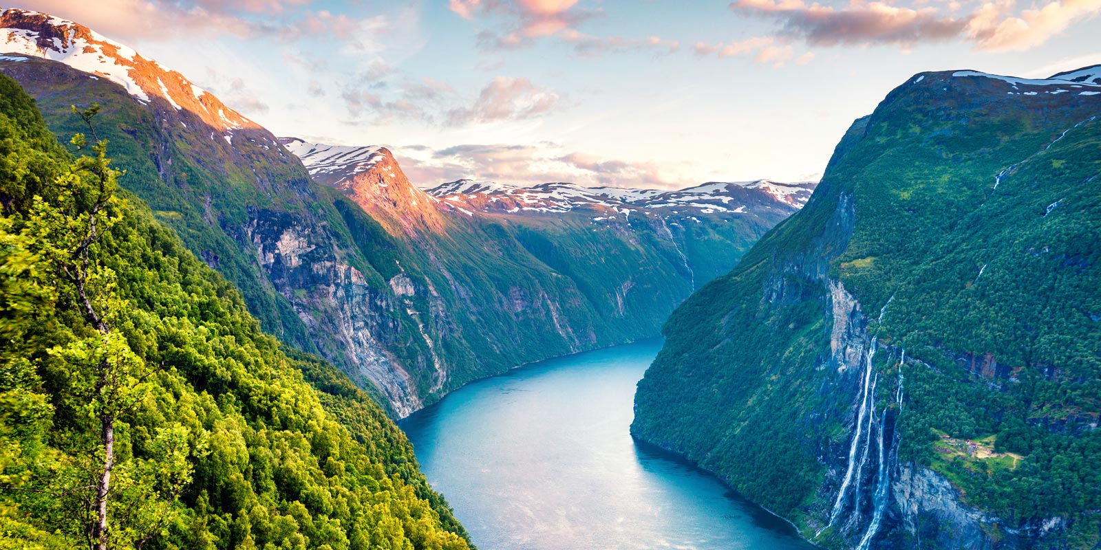 Solnedgång över Sunnylvsfjorden i Norge.