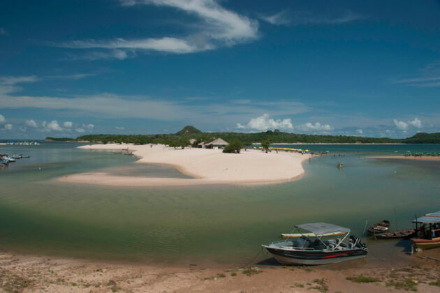 Härliga stränder i Alter do Chao längs Amazonas i Brasilien.