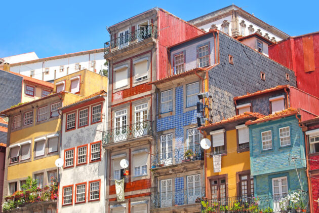 Färgglada husfasader i Porto