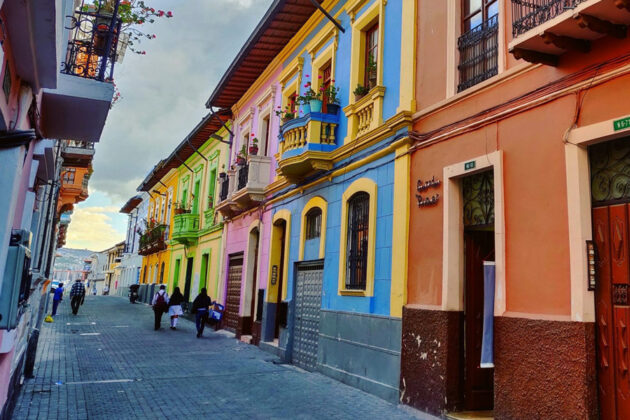Vackra färgglada hus i den gamla stadsdelen i Quito, Ecuador.
