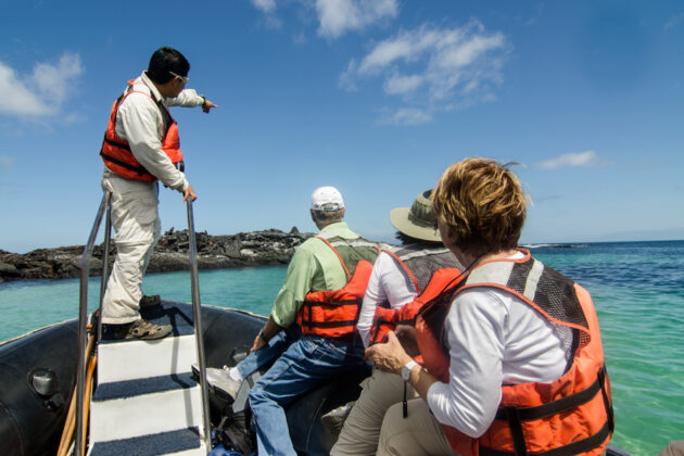 En grupp resenärer spanar efter djur vid Galapagos, Ecuador.